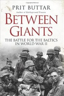 Between Giants : The Battle for The Baltics in World War II Buch Geschichte Englisch Hardcover 416 Seiten