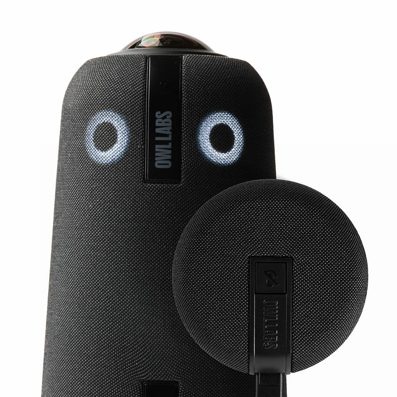 Owl Labs Meeting Owl 4+ und Expansion Mic für die Meeting Owl 4+ – erhöht die Audio-Reichweite in größeren Räumen um 2,5 Meter in Richtung des Mikrofons.